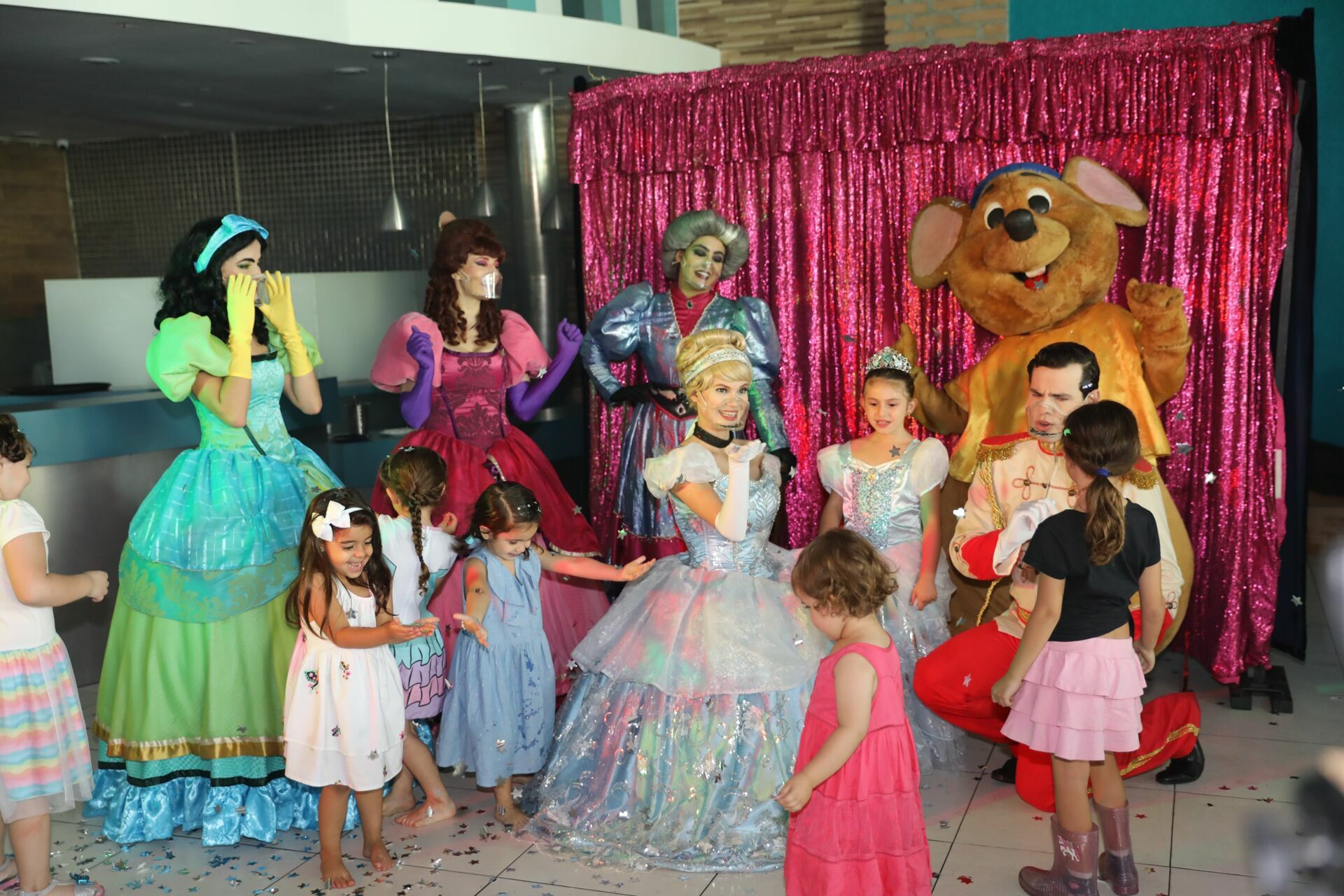 Foto Paola - Cinderela - ANIMATRIX Buffet - Imagem 55